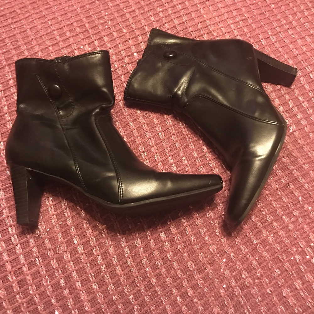 Cute black boots with button details